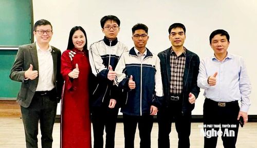 Ban Giám hiệu Trường THPT chuyên Phan Bội Châu chụp ảnh lưu niệm cùng các giáo viên bồi dưỡng và các em học sinh trước khi tham dự Kỳ thi Olympic Toán học châu Á - Thái Bình Dương. Trong ảnh: Em Nguyễn Hoàng Phương (đứng thứ 3 từ trái sang) và em Lưu Trọng Phúc (đứng thứ 4 từ trái sang). Ảnh: NTCC