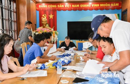 Buổi kiểm tra hồ sơ nhân sự các đội bóng tham dự Giải Bóng đá Thiếu niên - Nhi đồng Cúp Báo và phát thanh, truyền hình Nghệ An năm 2026. Ảnh: Minh Quân