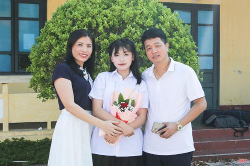 Em Trần Nguyễn Phương Anh ( học sinh lớp 9A, Trường THCS Cẩm Bình, xã Cẩm Bình) cùng bố mẹ trong buổi chụp ảnh kỷ yếu cuối khóa.