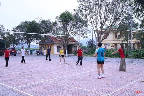 Những lớp học bóng chuyền được em Nguyễn Lương Giang (SN 2009, học sinh Trường THPT Can Lộc) tổ chức thu hút các bạn trẻ tham gia tập luyện.