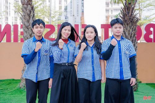 Việt Hưng (ngoài cùng bên trái) cùng các thành viên đội tuyển Vật lý và giáo viên bồi dưỡng của Trường TH, THCS & THPT Albert Einstein Hà Tĩnh