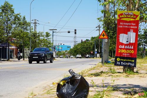 Bên cạnh đó, nhiều cây xanh dọc tuyến đường còn bị treo, buộc hoặc đóng đinh để làm nơi treo biển quảng cáo, phơi đồ và các vật dụng khác rất mất mỹ quan.