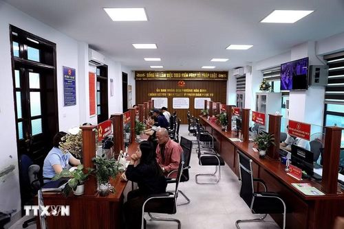 Trung tâm dịch vụ hành chính công phường Hòa Bình (Phú Thọ) được bố trí khoa học, hiện đại. (Ảnh: Thanh Hải/TTXVN)
