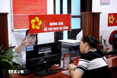 Cán bộ Ủy ban Nhân dân phường Hòa Bình (Phú Thọ) hướng dẫn người dân giải quyết công việc. (Ảnh: Thanh Hải/TTXVN)