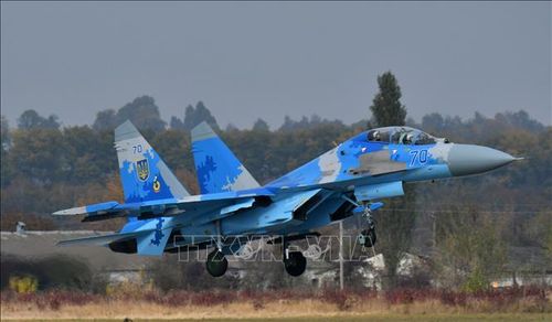 Máy bay Su-27 UB của Ukraine tham gia huấn luyện tại căn cứ không quân Starokostyantyniv. Ảnh: AFP/ TTXVN