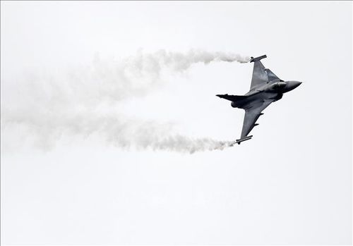 Máy bay chiến đấu JAS 39 Gripen của Saab trình diễn tại Triển lãm hàng không Farnborough, Anh. Ảnh: AFP/ TTXVN