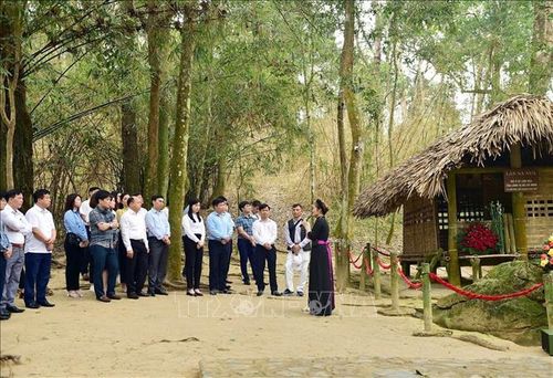 Du khách thăm lán Nà Nưa trong Khu di tích Quốc gia đặc biệt Tân Trào. Ảnh tư liệu: TTXVN phát