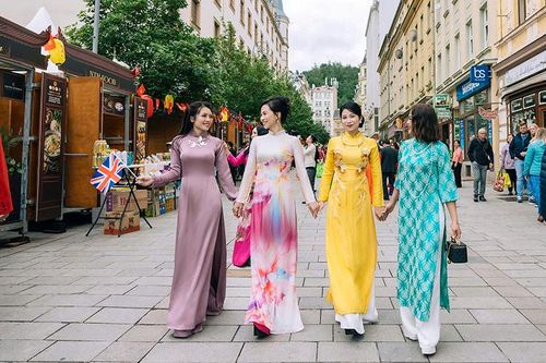 Phụ nữ Việt Nam duyên dáng trong tà áo dài, góp phần lan tỏa nét đẹp văn hóa truyền thống giữa lòng châu Âu.