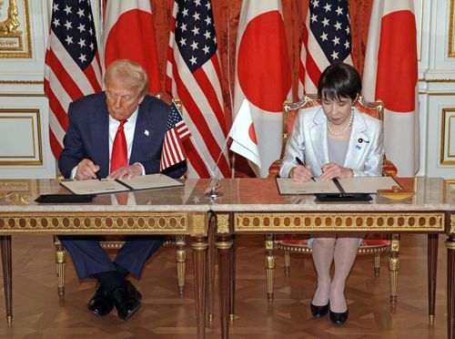 Tổng thống Mỹ Donald Trump (trái) và Thủ tướng Nhật Bản Sanae Takaichi ký các văn kiện hợp tác song phương ở Tokyo ngày 28/10/2025. Ảnh: Kyodo/TTXVN