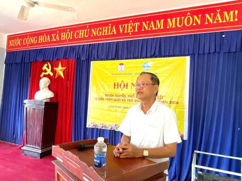 Ông Trần Thế Cẩm, Phó Chủ tịch Thường trực Hội Luật gia thành phố Đà Nẵng, trao đổi với người dân xã Quế Phước về ý nghĩa của việc đưa pháp luật về cơ sở.