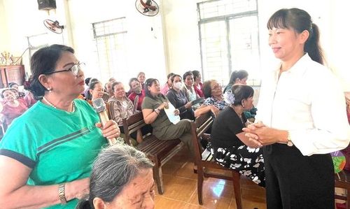 Bà Nguyễn Thị Dung, Ủy viên Ban Chấp hành Hội Luật gia thành phố Đà Nẵng, chia sẻ về Luật An ninh mạng và Luật Phòng, chống bạo lực gia đình tại buổi tuyên truyền.