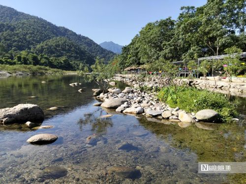 Với dòng nước trong vắt, cảnh quan thiên nhiên hoang sơ, nơi đây được kỳ vọng trở thành điểm du lịch tại miền Tây Hà Tĩnh.