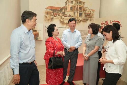 Khách tham quan nhà triển lãm nước mắm