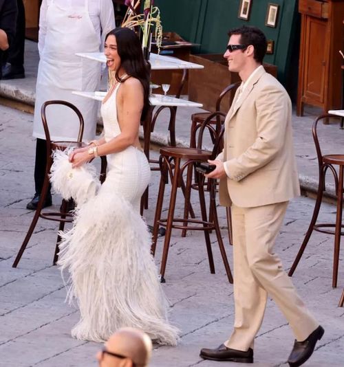 Dua Lipa và Callum Turner trước lễ cưới tại Ý. Ảnh: BACKGRID