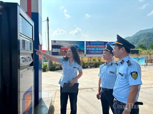 Bà Đặng Thị Huyền, Phó Chi cục trưởng Chi cục Quản lý thị trường tỉnh cùng Đội Quản lý thị trường số 1 giám sát cửa hàng bán lẻ xăng dầu trên địa bàn Phường Nùng Trí Cao, tỉnh Cao Bằng.
