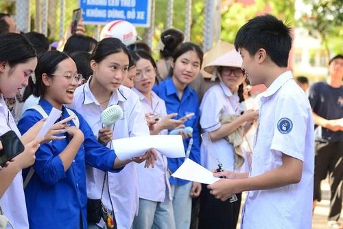 Thí sinh vui mừng sau khi hoàn thành Kỳ thi tuyển sinh vào lớp 10 THPT năm học 2026-2027 (Ảnh: Hoàng Đông).