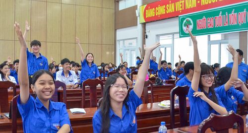 Đoàn viên, thanh niên hào hứng tham gia nội dung trả lời câu hỏi có thưởng.