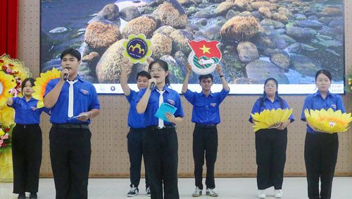 Các đội tham gia phần thi chào hỏi.