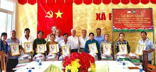 Bàn giao 9 căn nhà Đại đoàn kết cho hộ nghèo, hộ có hoàn cảnh khó khăn trên địa bàn xã Phú Lâm