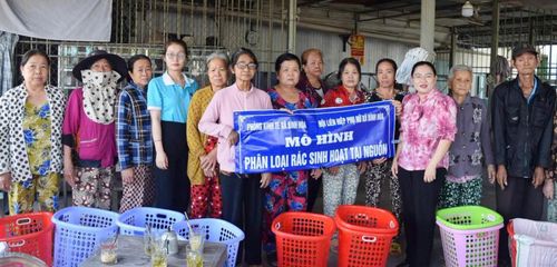 Hội Liên hiệp Phụ nữ xã Bình Hòa tặng sọt đựng rác cho hội viên, phụ nữ thông qua mô hình “Phụ nữ chung tay phân loại rác thải tại nguồn, bảo vệ môi trường xanh - sạch - đẹp”.
