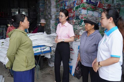 Cán bộ Hội Liên hiệp Phụ nữ xã Bình Hòa thăm hỏi tình hình việc làm tại cơ sở sản xuất do phụ nữ làm chủ hộ.