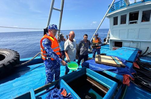 Lực lượng chức năng Bộ Tư lệnh Vùng Cảnh sát biển 4 kiểm tra hàng hóa trên tàu ĐT 93734 TS.