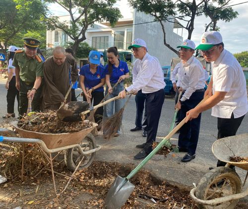 Lãnh đạo thành phố hưởng ứng hoạt động dọn vệ sinh môi trường. Ảnh: KHÁNH LINH