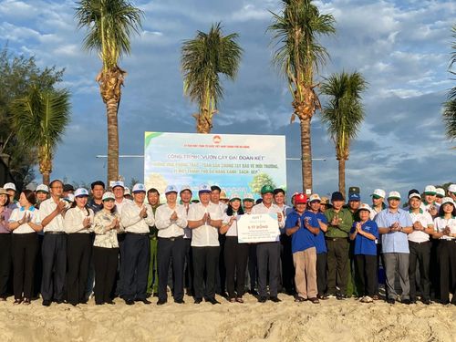 Doanh nghiệp trao tặng 5 tỷ đồng hỗ trợ hoạt động trồng cây xanh của thành phố. Ảnh: KHÁNH LINH