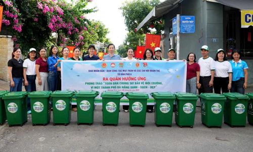 Phường Hương Trà ra mắt mô hình tuyến đường sáng - xanh - sạch - đẹp - an toàn tại các tuyến phố. Ảnh: HỒ QUÂN
