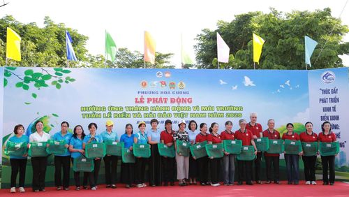 Trao tặng túi lưới Echobag thân thiện môi trường cho người dân phường Hòa Cường. Ảnh: ĐẮC MẠNH