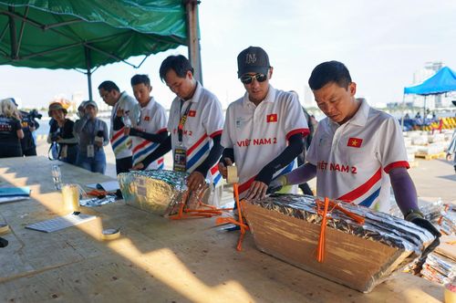 Các thành viên Z121 Vina Pyrotech chuẩn bị cho DIFF 2026. Ảnh: XUÂN SƠN