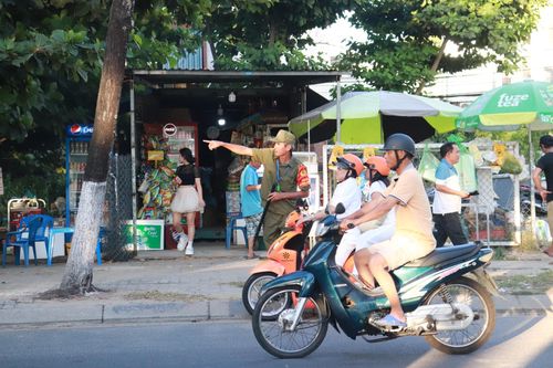 Nhiều người tranh thủ chọn vị trí tốt nhất để ghi lại những khoảnh khắc trong đêm trình diễn thứ hai của DIFF 2026. Ảnh: KHÁNH NGÂN