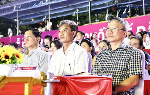 Phó Bí thư Thành ủy, Chủ tịch HĐND thành phố Nguyễn Đức Dũng (bìa phải) tham dự đêm thứ 2 DIFF 2026.