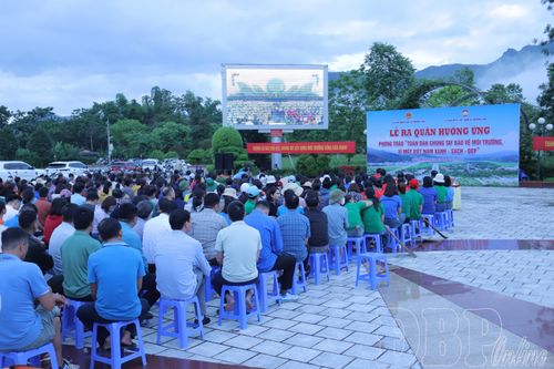 Đông đảo cán bộ, đoàn viên và Nhân dân tham gia Lễ ra quân bảo vệ môi trường tại Quảng trường Hoa Ban.