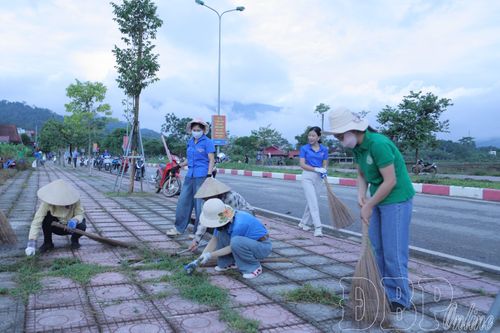 Đoàn viên, hội viên và Nhân dân tham gia dọn vệ sinh, dọn cỏ vỉa hè tuyến đường 27m