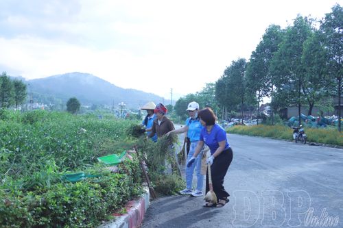 Hội viên phụ nữ xã tham gia thu gom rác dọn dẹp vệ sinh tại khu vực tuyến đường 42m