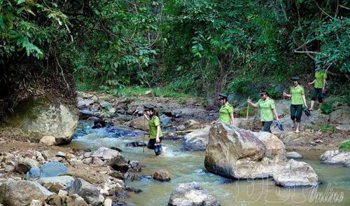 Chị Thẩm Thị Oanh (thứ 4 từ trái sang) trong 1 chuyến tuần tra bảo vệ rừng.