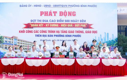 Đại diện các cơ quan, đơn vị, trường học, khu phố ký giao ước thi đua thực hiện đợt thi đua cao điểm 500 ngày đêm. Ảnh: Nhã Trâm
