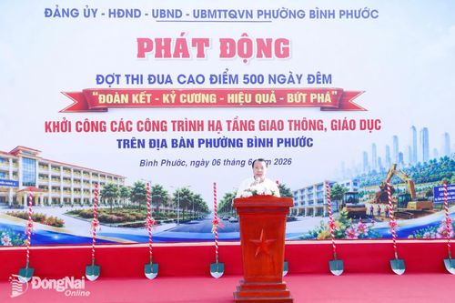 Chủ tịch UBND phường Bình Phước Ngô Hồng Khang phát động đợt thi đua cao điểm 500 ngày đêm “Đoàn kết - Kỷ cương - Hiệu quả - Bứt phá” trên địa bàn phường Bình Phước. Ảnh: Nhã Trâm