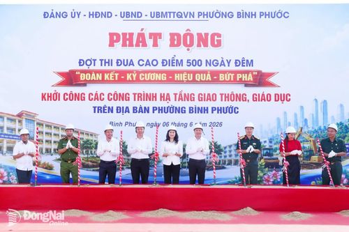 Lãnh đạo phường Bình Phước thực hiện nghi thức khởi công công trình hạ tầng giao thông, giáo dục. Ảnh: Nhã Trâm