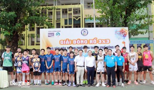 Các đại biểu chụp hình với đại diện các đội tham gia giải. Ảnh: Nga Sơn