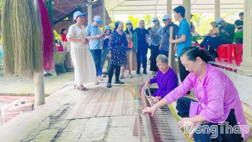 Đoàn famtrip tìm hiểu về nghề dệt chiếu truyền thống.