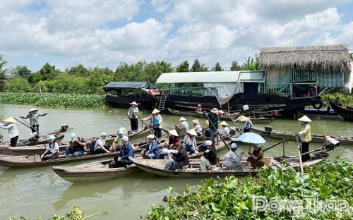 Đoàn famtrip trải nghiệm đi đò chèo tại cù lao Tân Phong.