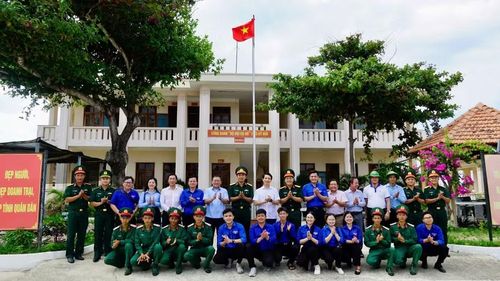 Chủ tịch Ủy ban MTTQ Việt Nam tỉnh Nguyễn Ngọc Lương (giữa) chụp hình lưu niệm cùng cán bộ, chiến sĩ Đại đội Hỗn hợp Cù Lao Xanh và đoàn viên, thanh niên, sinh viên, các đơn vị. Ảnh: D.L