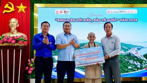 Bà Nê (thứ 2 từ phải sang) không giấu được niềm vui khi được hỗ trợ kinh phí xây nhà. Ảnh: D.L