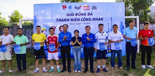 Ban tổ chức trao cờ lưu niệm cho đại diện các đội tham gia giải đấu. Ảnh: D.L
