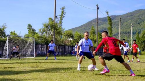 Trận đấu giữa Đội Thanh niên công nhân phường Quy Nhơn Nam (áo trắng) và Đội Thanh niên công nhân phường Quy Nhơn Tây diễn ra gay cấn, hấp dẫn. Ảnh: D.L
