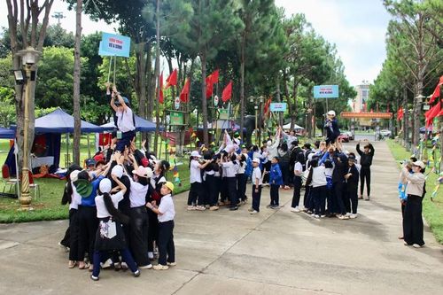  Trại sinh hào hứng tham gia trò chơi tập thể. Ảnh: Minh Chí 