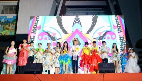  Các trại sinh trình diễn thời trang tái chế từ những vật liệu thân thiện với môi trường. Ảnh: Minh Chí 