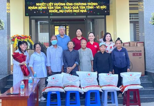 Ban tổ chức chương trình tặng quà cho các hộ có hoàn cảnh khó khăn.